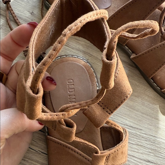 Elegant Tan Lace-Up Sandals - Picture 3 of 4